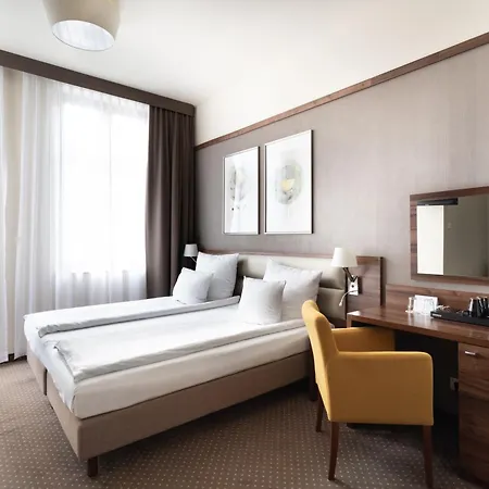 Golden Tulip Center Готель