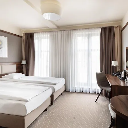 Golden Tulip Center Готель