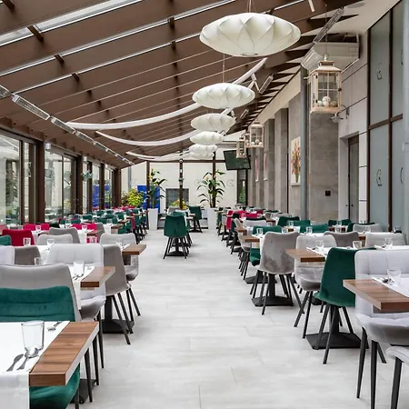 Hotel Golden Tulip Center 4*