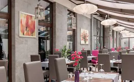 Golden Tulip Center Готель 4*